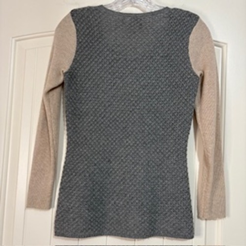 RED Saks Fifth Avenue 100% Cashmere Sweater XS Grey Beige Knit Long Sleeve - Picture 2 of 7